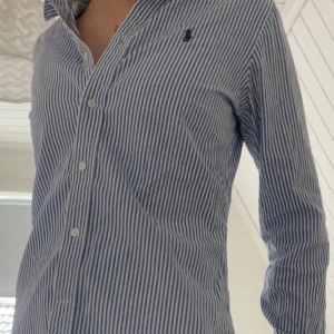 Ralph Lauren skjorta - Säljer denna superfina skjortan från Ralph lauren. Som nyskick. Modellen är slimfit