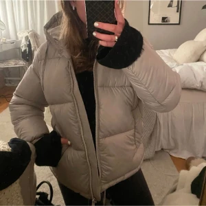 Vinter jacka  - Säljer denna jätte snygga vinter jacka då jag köpt en ny! (Bilderna är från förra säljaren)💗skriv privat vid intresse 