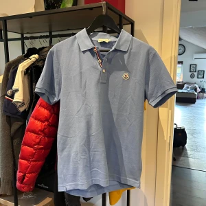 Moncler polo - Moncler polo i nyskick i en sällsynt och sjukt fräsch färg. Storlek M, nypris 3100 mitt pris 1000 men tar emot rimliga bud! Över 70 refs från nöjda kunder finns, bara att skriva vid frågor eller funderingar!