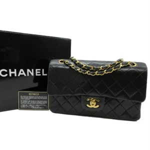 Vintage Chanel Double Flap - Ursprung: Frankrike  Storlek: medium Material: läder och metall  Färg: svart  Serienummer: 0578019 Tillbehör: kartong, äkthetsstämpel och äkthetskort Exteriör: sliten, skrynklig, repad, repad, smuts och skalad (guldpläterad) Insida: lös form, kedjemä