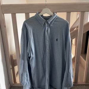 Ralph Lauren skjorta - Säljer en as snygg raffe skjorta som ej kommer till användning. Det finns ej jätteliten företags brodering på vänster ärm men ej något som syns. Skjortan är lite liten i storlek så sitter mer som en L-XL. Nypris 1500kr mitt pris 499kr.