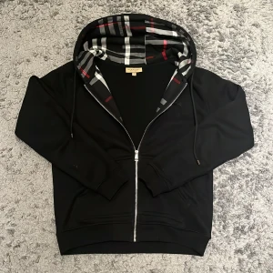 Burberry hoodie - En väl använd hoodie. Som ny