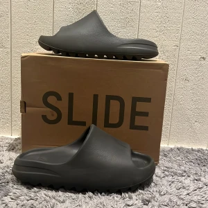 Yeezy slides - Ett par slides som är använda fåtal gånger