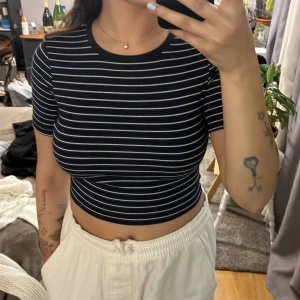 Randig Weekday topp, marinblå och vit - En randig T- shirt/ topp från weekday i stolek S! Aldrig använd✨ helt ny den är marinblå och vit