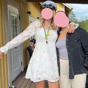 Vit studentklänning - En vit klänning som användes på studenten, jättefin och skön🤍 Är i strl M och används bara en dag, så den är som ny🤍 Köpt på ASOS men märket är PIECES