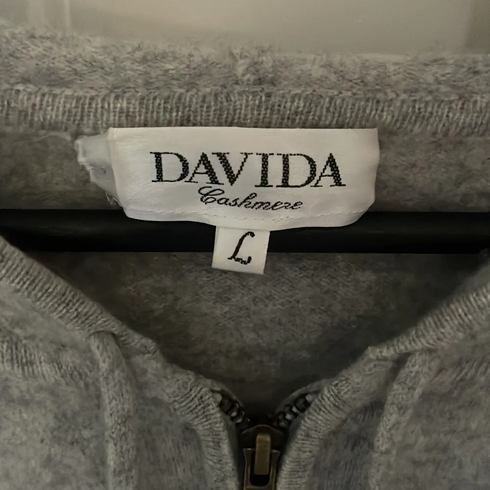 Hoodie i Kashmir från Davids cashmere. Nypris 2700kr, lågt pris pga tandkräms fläck (jag kommer försöka ta bort den) strl L men passar m/s . Stickat.