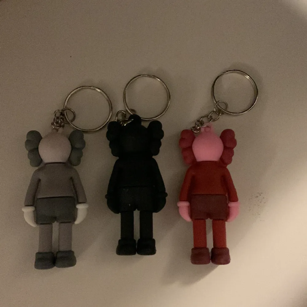 Säljer dessa nyckelrings kaws jag fick av en kompis för några månader sedan för dem kommer inte till arnvändning top sick 10/10. Övrigt.