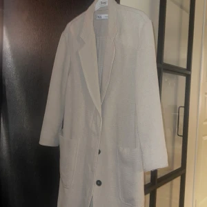 Tunn höst/vår kappa - Inga defekter  Använd några gånger Xs