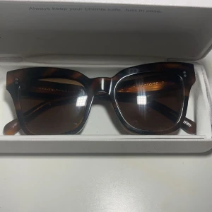 Chimi 07 - Säljer (eller byter) mina chimis i färgen tortoise. Knappt använda. nypris är 1250kr. Kan tänka mig byta mot 04or, 08or eller ray-ban boyfriend. (Skriv i så fall vilken färg ni har) Möts upp i Stockholm eller fraktar. Pris kan diskuteras.