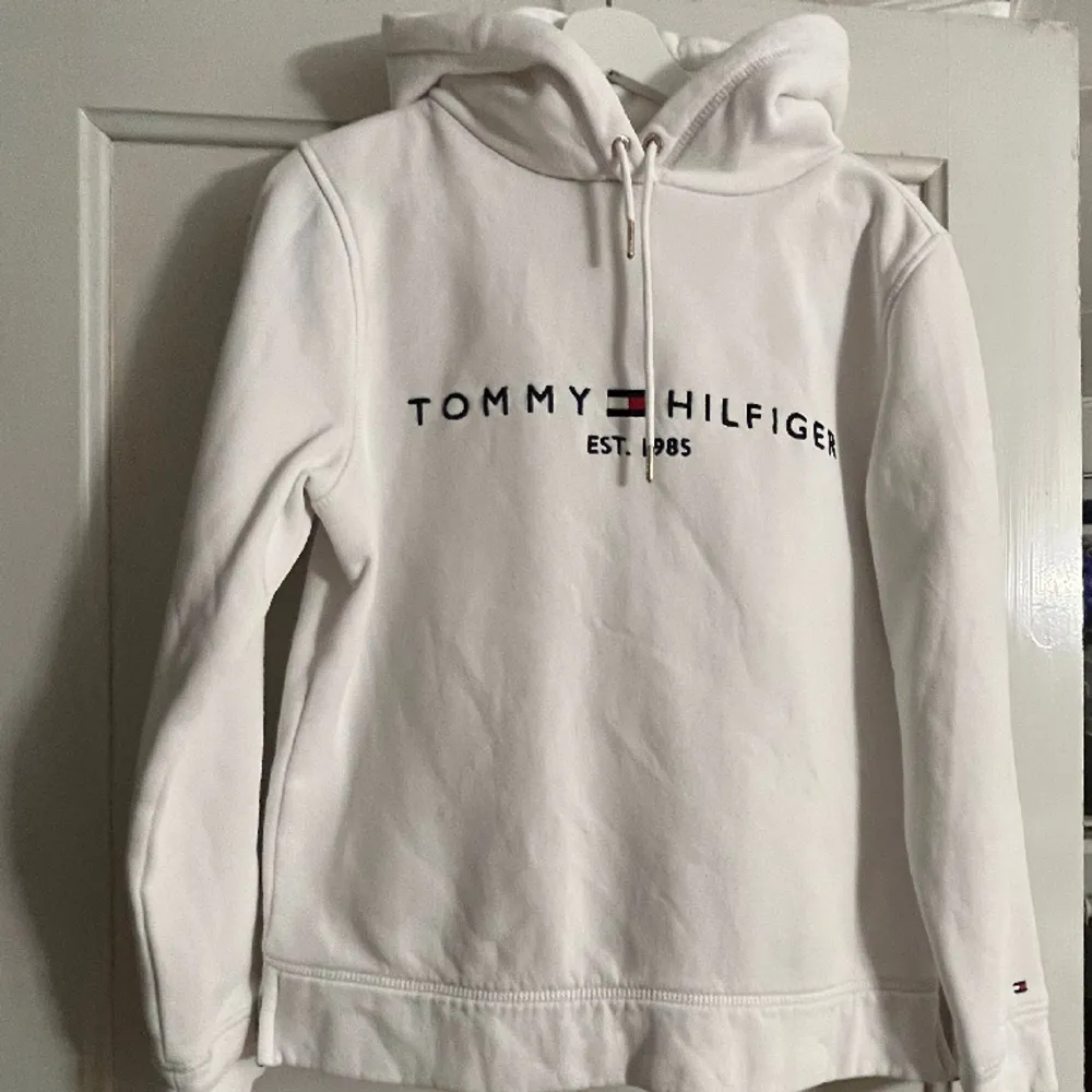 Superfin Tommy Hilfiger hoodie. Använd väldigt sparsamt då den blev för liten snabbt. Nypris runt 1100kr. . Hoodies.