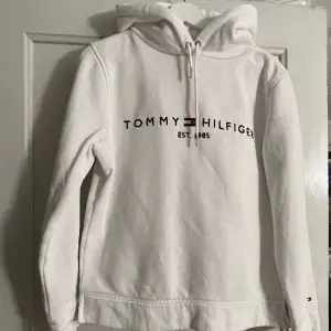 Superfin Tommy Hilfiger hoodie. Använd väldigt sparsamt då den blev för liten snabbt. Nypris runt 1100kr. 