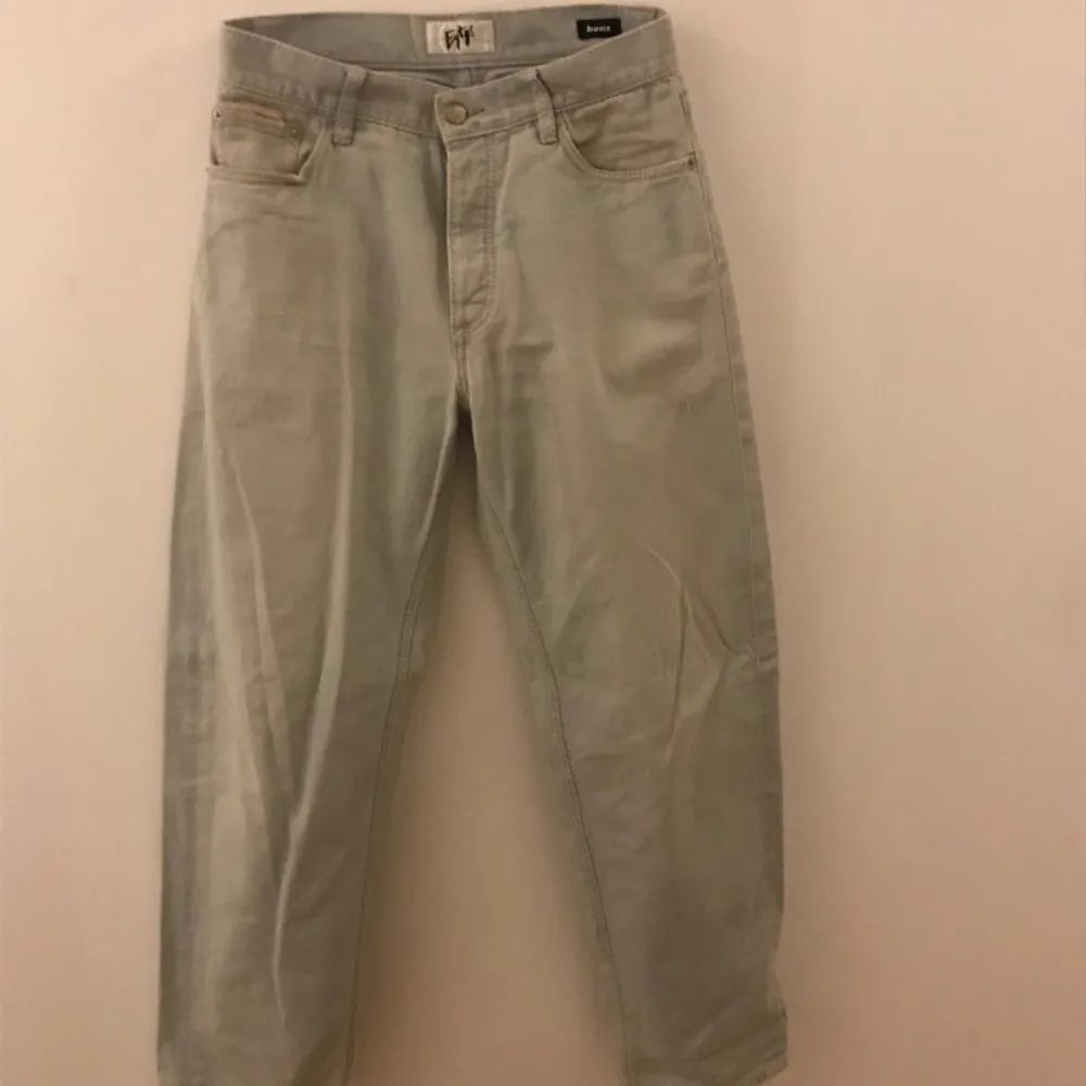 Seljer ett par eytys jeans som nu är för små för mig. De har ett hål på vänstra fickan  Köparen betalar frak. Jeans & Byxor.