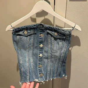 Jeans topp - Trendig Zara jeans tube topp, använd 2 gånger. Nypris 329kr (Sista bilden är tagen från Zara’s hemsida)