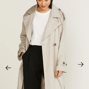 Trenchcoat MQ - Säljer den här superfina trenchcoaten från MQ som köptes i våras. Används 1 gång så helt i ny skick!! Pris kan diskuteras!! Nypris 1699kr
