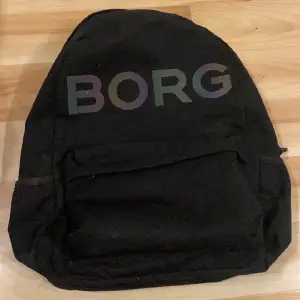Ryggsäck från Björn Borg, använd men än mycket fint skick. Har flera fack, dessutom ett inuti speciellt för dator/chromebook/iPad osv.  Skriv vid frågor eller för fler bilder!