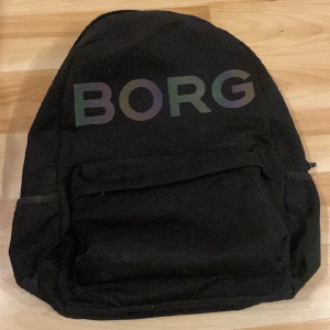 Ryggsäck - Ryggsäck från Björn Borg, använd men än mycket fint skick. Har flera fack, dessutom ett inuti speciellt för dator/chromebook/iPad osv.  Skriv vid frågor eller för fler bilder!