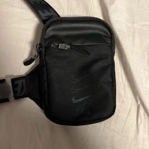 Nike Axelväska - Nästan helt ny, den är använd ett fåtal gånger. Ingenting fel på den, kommer i jättebra skick. Ingenting som är sönder eller nånting och den ser ut som ny! (Justerbar size).