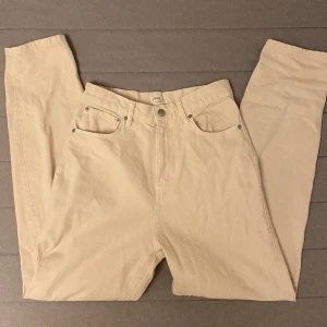 jeans - ”Mom jeans” från Lindex. Ser ut att vara i nyskick😄