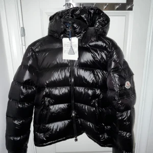 Moncler maya jacka  - Hej. Säljer min helt nya Moncler maya jacka i storlek M. Jackan är helt oanvänd med fungerade nfc Scan och alla tags. Dustbag medföljer. Jag fraktar den med spårning eller möter upp. Priset kan diskuteras. Kom med rimliga priser☺️