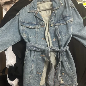 Jeans jacka - Jeans jacka i blå färg, aldrig använts 