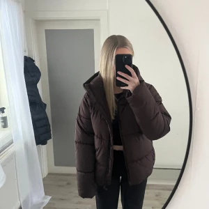Vinterjacka xs - Vinterjacka från Cubus använd fåtal gånger är som ny, strl xs men skulle säkert passa en s också. 💗💗 Jätte skön och i nyskick!!  Nypris: 699 kr 💗 Djur och rökfri! 