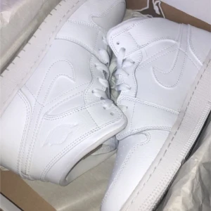 vita air jordan 1 mid - jätte fina, nyskick använda fåtal ggr