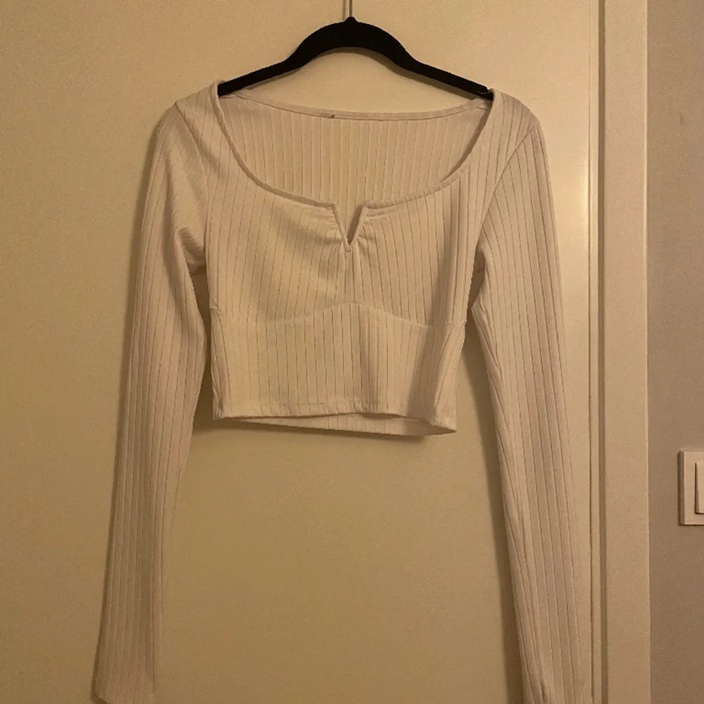 Säljer en vit ribbad tröja från new yorker i storlek xs, klippte bort lappen för att den var oskön men vet fortfarande vilken storlek tröjan är.. Toppar.