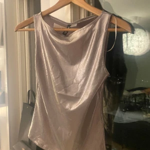 Fin fest topp - Från hm helt nyinköpt med prislapp kvar! Skriv för frågor eller funderingar samt fler bilder❤️ köparen står för frakten!
