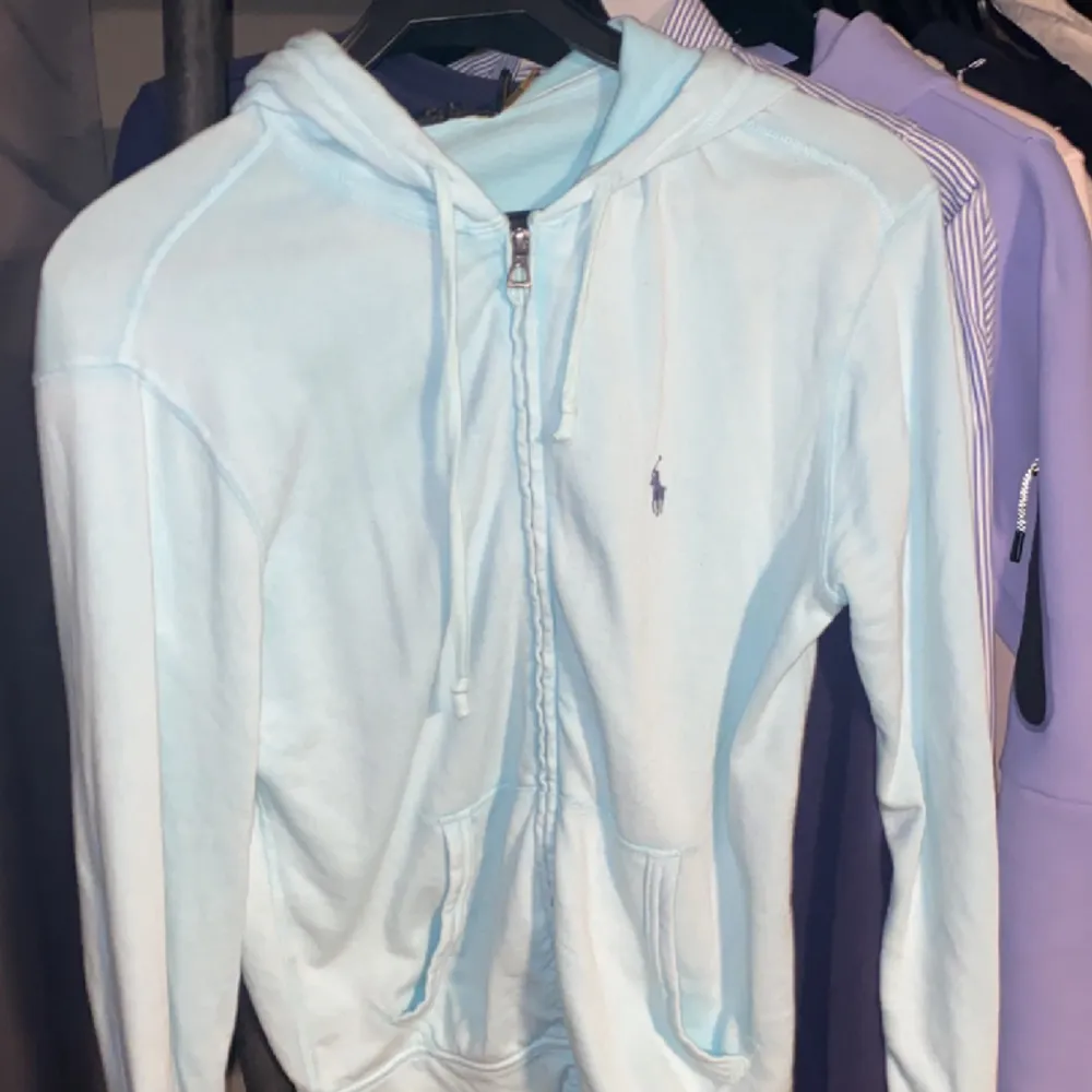 Ralph Lauren hoodie  använd 1 gång Skick 9/10 Storlek XS Vanlig fit Finns i Skurup Kan fraktas över hela landet. Hoodies.