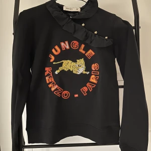 Kenzo x HM  - Fin tröja från Kenzo x Hm kollektionen, använd fåtal ggr så precis som ny, tags + extra knapp skickas med🫶🏼