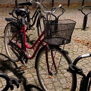 Bra och använd cykel! Färg: röd och svart design. Bra bromsar och allt fungerar som det ska!