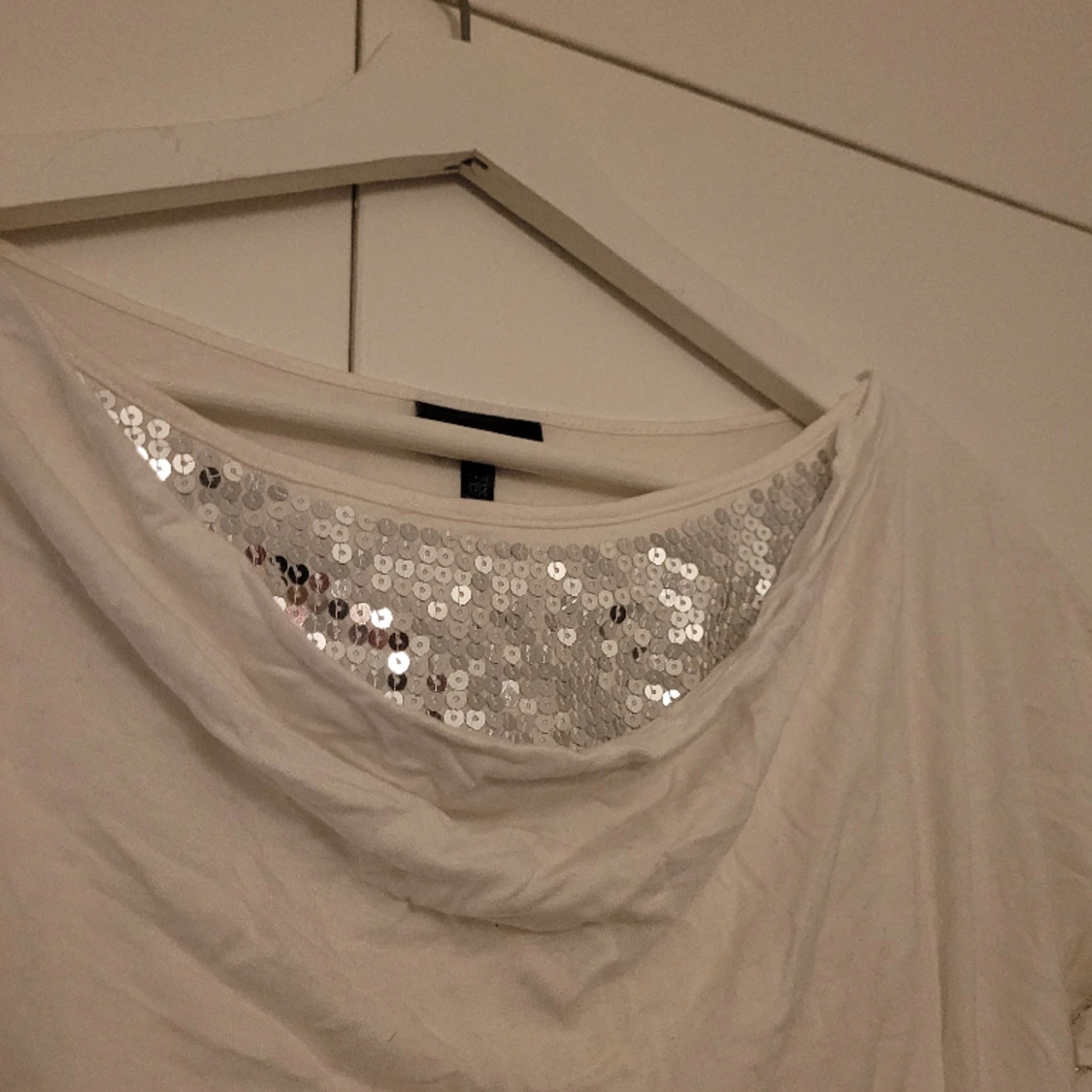 Vit fintröja med silvriga paljetter - 90