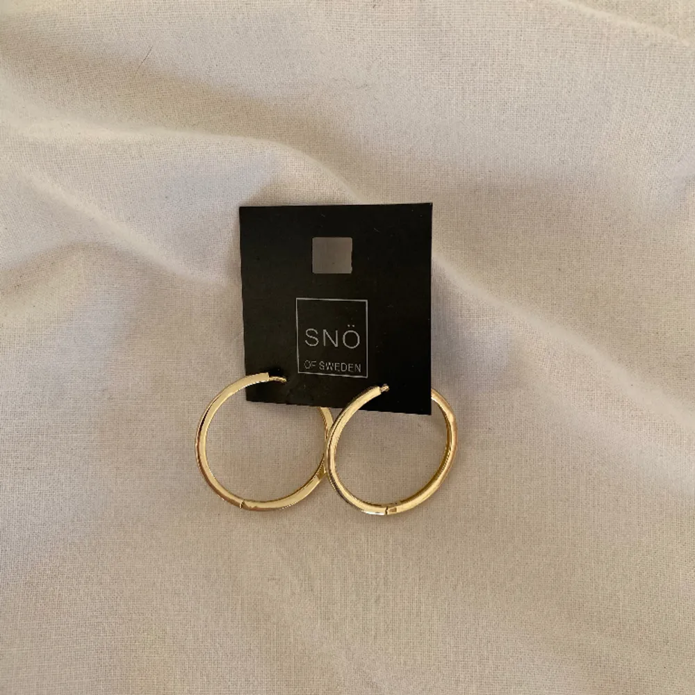 Öronhängen snö of sweden i guld. Aldrig använda. Nypris 299 kr. Frakt tillkommer 💛. Accessoarer.