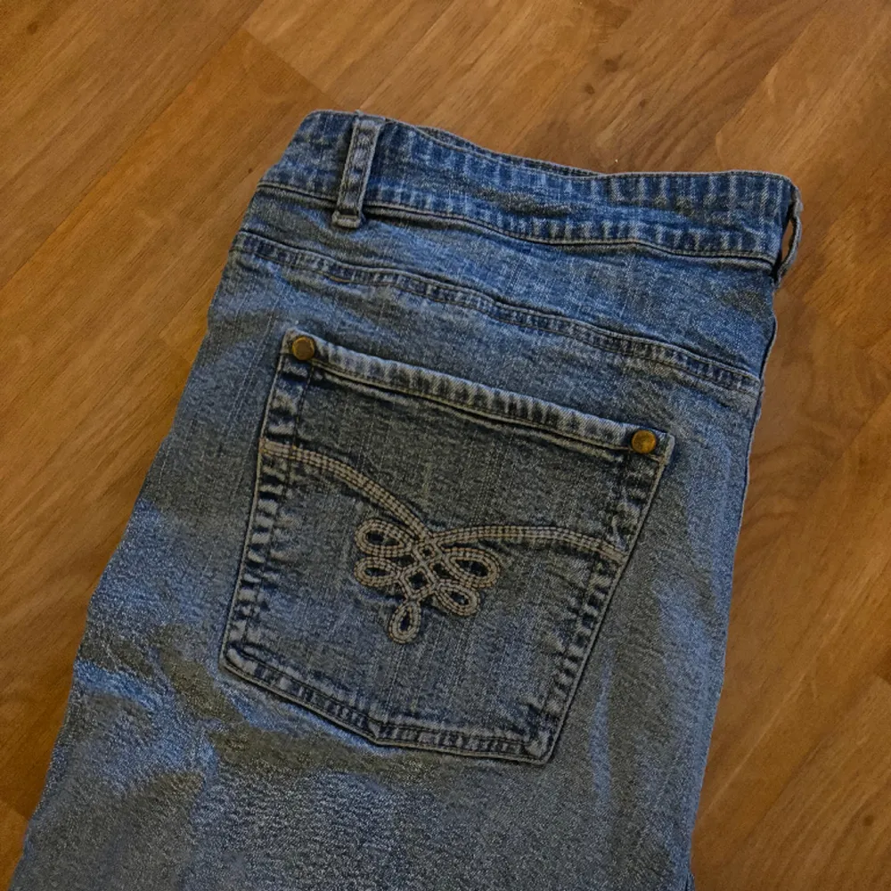 Blåa jeans. Uppskattar storleken till en L/XL. Jeans & Byxor.