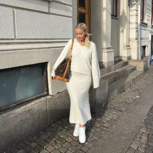 Vit set från Ginatricot  - Fluffigt kräm vitt sett ifrån ginatricot! Använd fåtal gånger. Det passar för dig som har S/M 