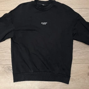 Svart Crewneck- Jack & Jones - Säljer denna stilrena svarta crewneck ifrån Jack & Jones, i nyskick, då den inte har använts. Nypriset på en sådan här ligger på ca 600. Storleken är S i tröjan men passar även M