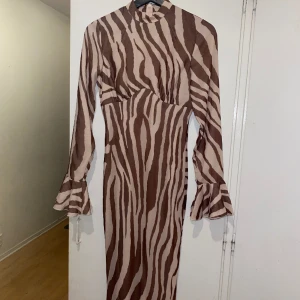 Zebramönstrad klänning - Långklänning. Nyskick endast använd 1 gång, skriv för bättre bilder så skickar jag :)