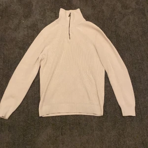 Massimo dutti half zip - Massimo dutti half zip i storlek m. Färgen är beige/vit Pris kan diskuteras 