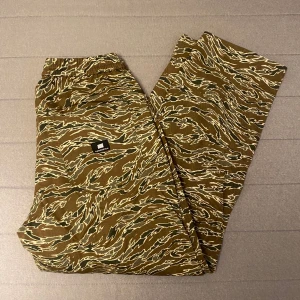 Skaterbyxor - Helt i nyskick, aldrig använda! Loose fit med fickor både bak och fram. Går att knyta byxorna på insidan vid midjan. Väldigt bekvämliga😊 Nypris: 699