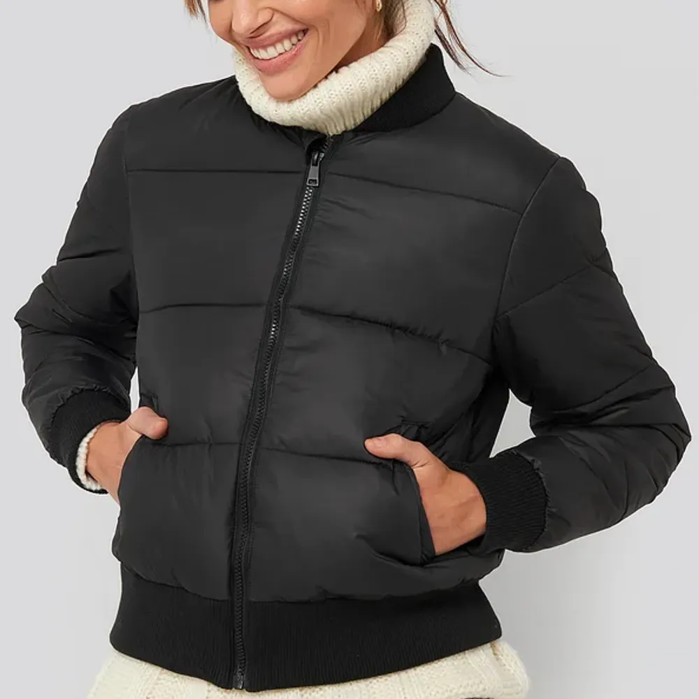 NA-KD Ribbed Sleeve Puffer Jacket, används tyvärr inte längre och därför säljer. Jag är 170 cm lång, S i toppar och M i jeans. Det går alltid att lägga prisförslag!!! 🪩🩷. Jackor.