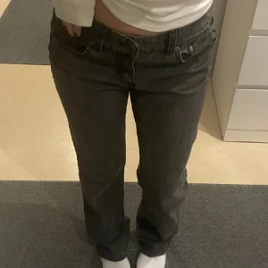 Raka jeans - Säljer dessa jättesnygga jeans från Cue. De är aldrig använda men köptes begagnat. 