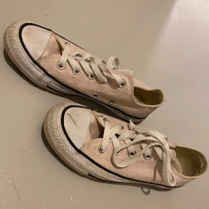 Converse  - Säljer nu mina ljus rosa Converse i stl 36 som jag använt 1 gång. Dom är i jätte bra skick och prislappen sitter fof kvar i skorna som syns på bilderna.skriv privat vid fler frågor😘 