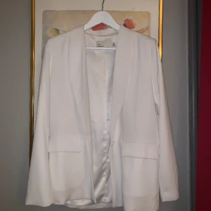 Vit kavaj  - Fint skick, inga tecken på användning. 