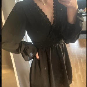 Svart klänning med detaljer  - Säljer denna klänning som fortfarande där i väldigt bra skick 💗. Den har inga defekter eller liknande!