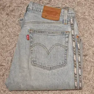 Ett par ljusa levis jeans original 501 i storlek W27 L30🫶 Dekorativt band i sidan och raka ben. 