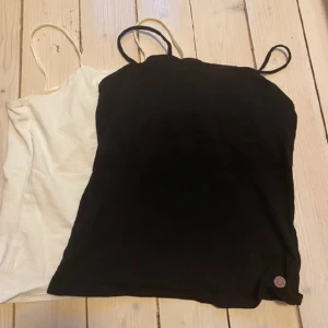 Linne- vitt och svart - Säljer dessa två linnen som har blivit använda få gånger och kommer från Kappahl.  I strl: 148-159💕💕