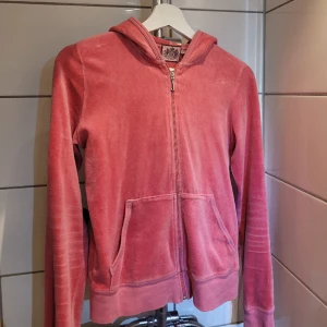 Juicy couture kofta - Superfin äkta JC kofta som tyvärr inte kommer till användning längre, mörkrosa med original J i dragkedjan 💞