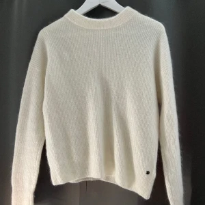 Mohair tröja  - Stickad tröja från Urban Pioneers. Använd fåtal gånger. Krämvit i färgen och mjuk i materialet. Priset kan diskuteras vid snabb affär.