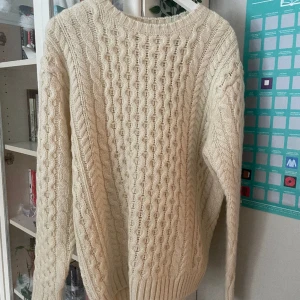 stickad tröja från brandy melville - helt ny stickad tröja från brandy melville! säljs då den är lite för stor för mig 🩷