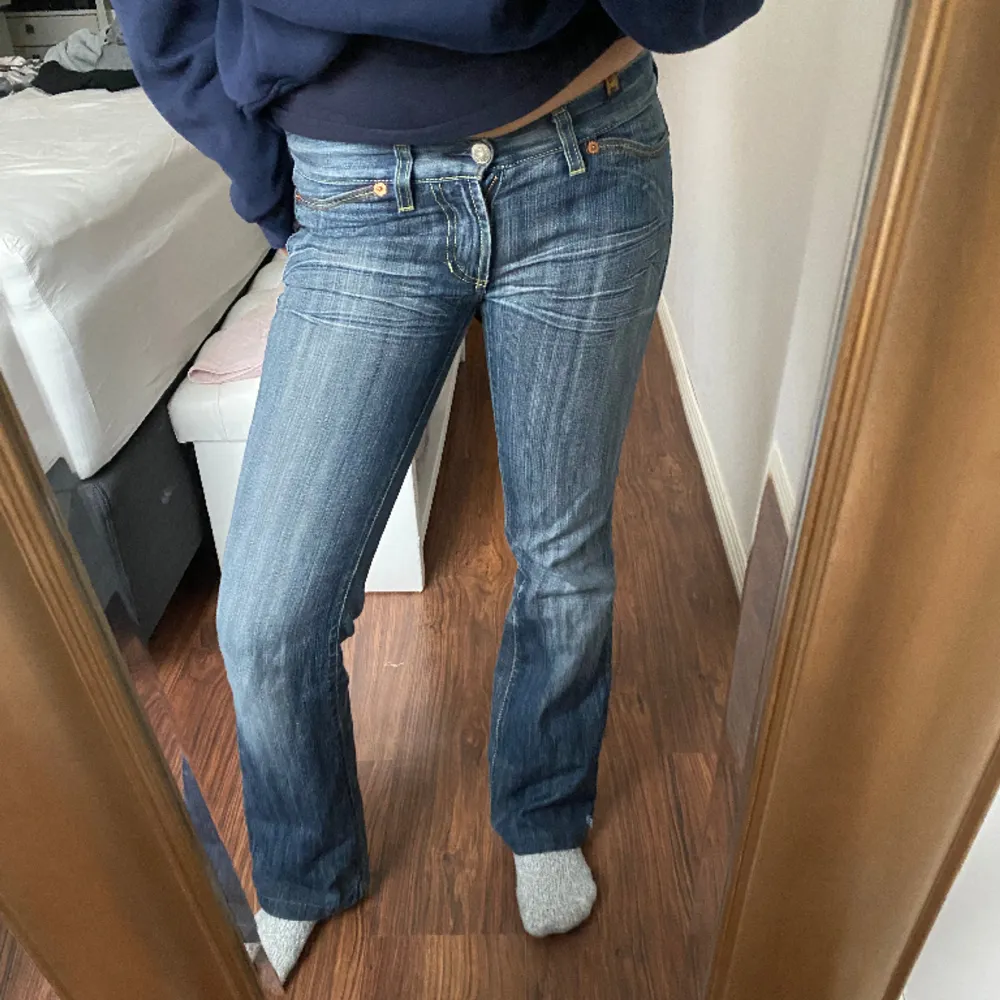 säljer mina absolut favorit jeans men dax att sälja dom vidare💕lågmidjade bootcut jeans i en vintage modell från flera år sedan därav okänt märke. Jeans & Byxor.